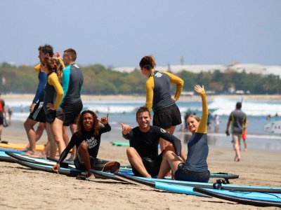 photo Surfing with Wave House school 5