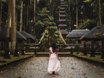 photo The Purification Ceremony at Taman Beji Griya Waterfall 1